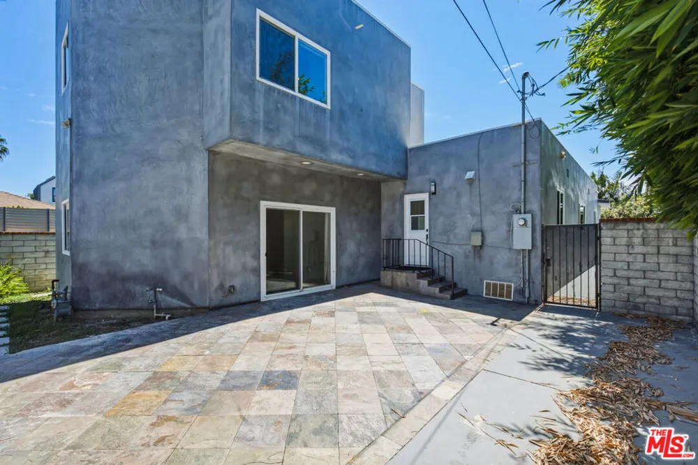 869 Warren Avenue Venice, CA 90291