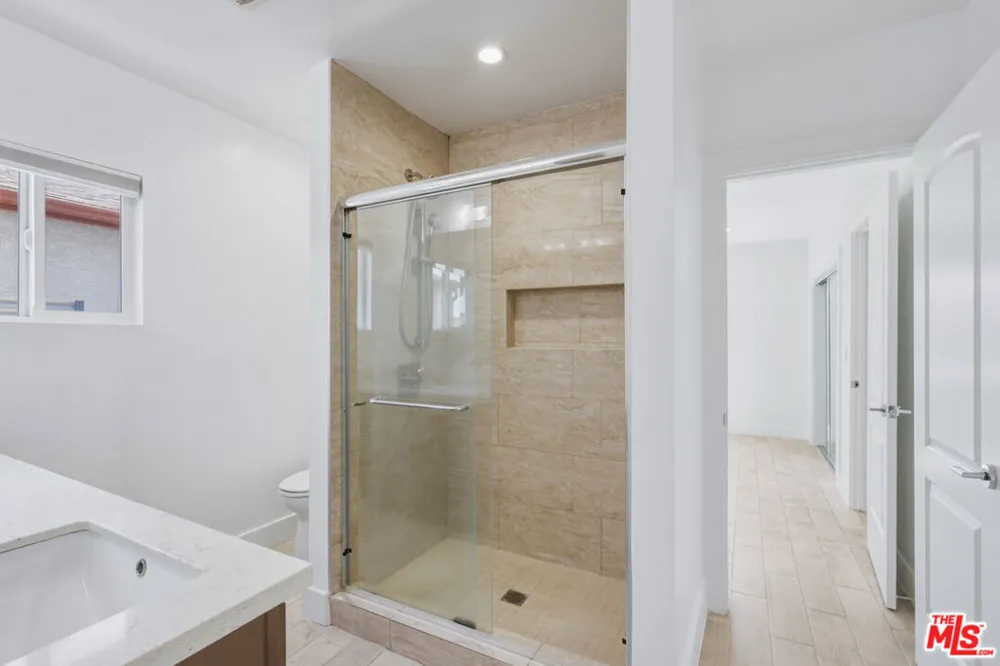 869 Warren Avenue Venice, CA 90291
