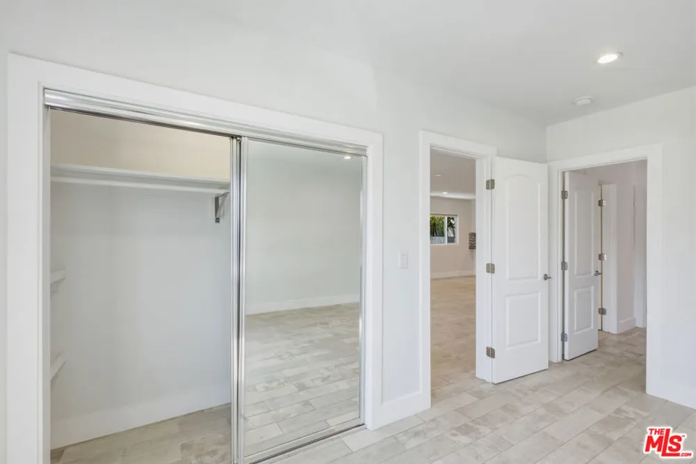 869 Warren Avenue Venice, CA 90291