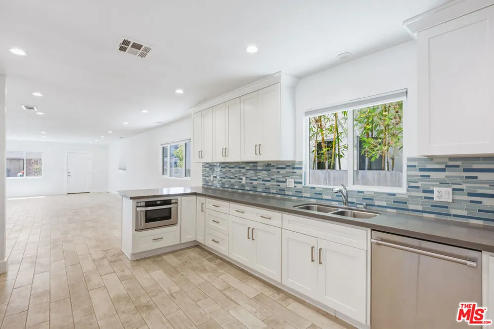 869 Warren Avenue Venice, CA 90291