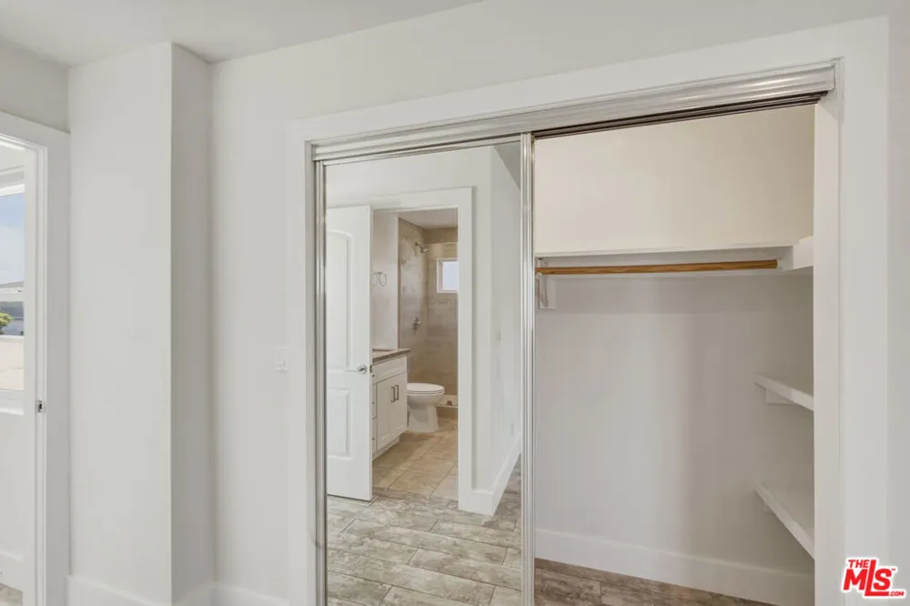 869 Warren Avenue Venice, CA 90291