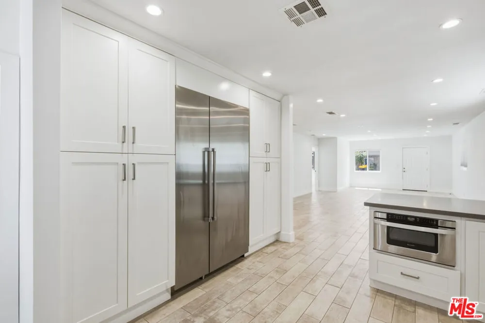 869 Warren Avenue Venice, CA 90291