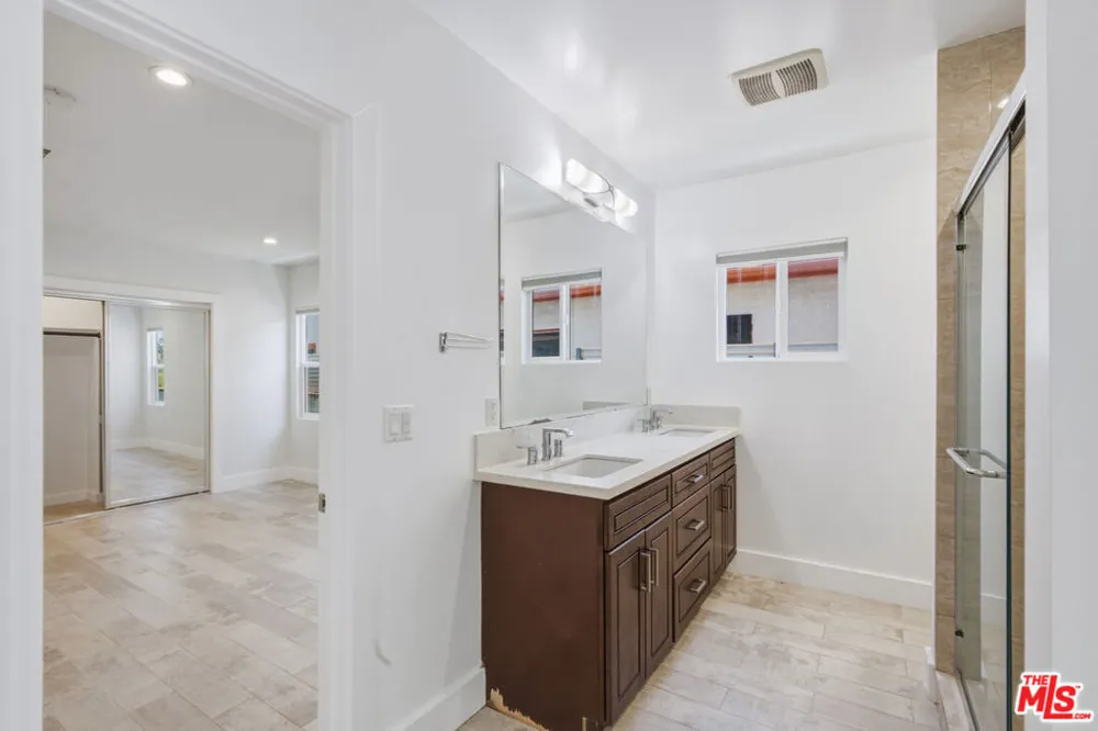 869 Warren Avenue Venice, CA 90291