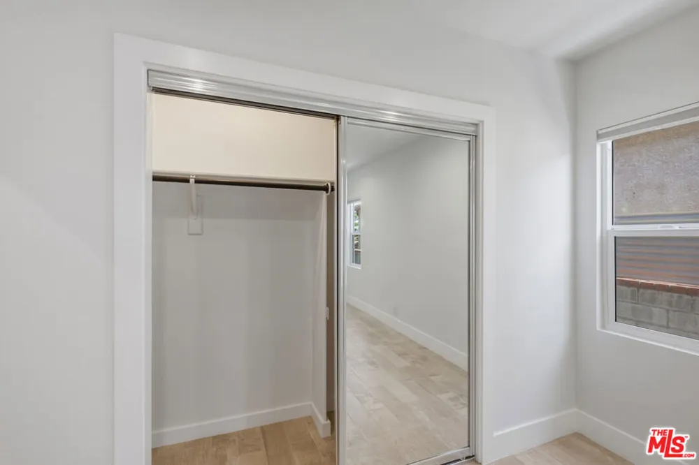 869 Warren Avenue Venice, CA 90291