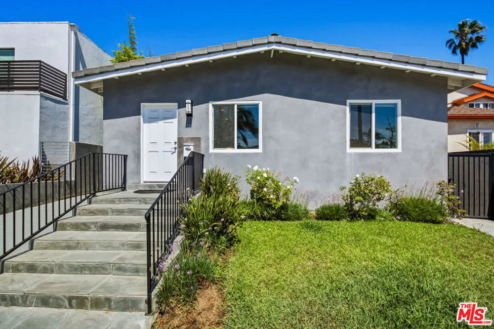 869 Warren Avenue Venice, CA 90291