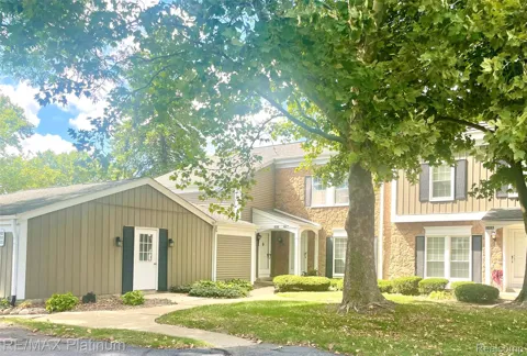 2612 E Williamsburg Circle