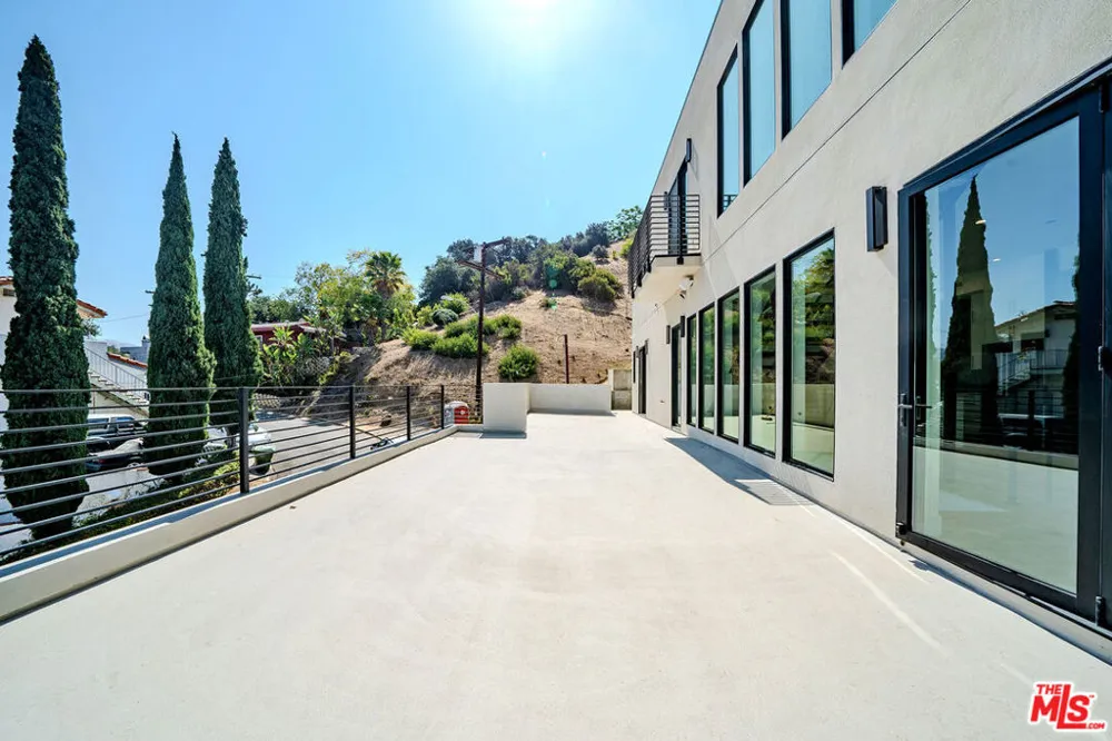 2882 El Roble Drive Los Angeles, CA 90041