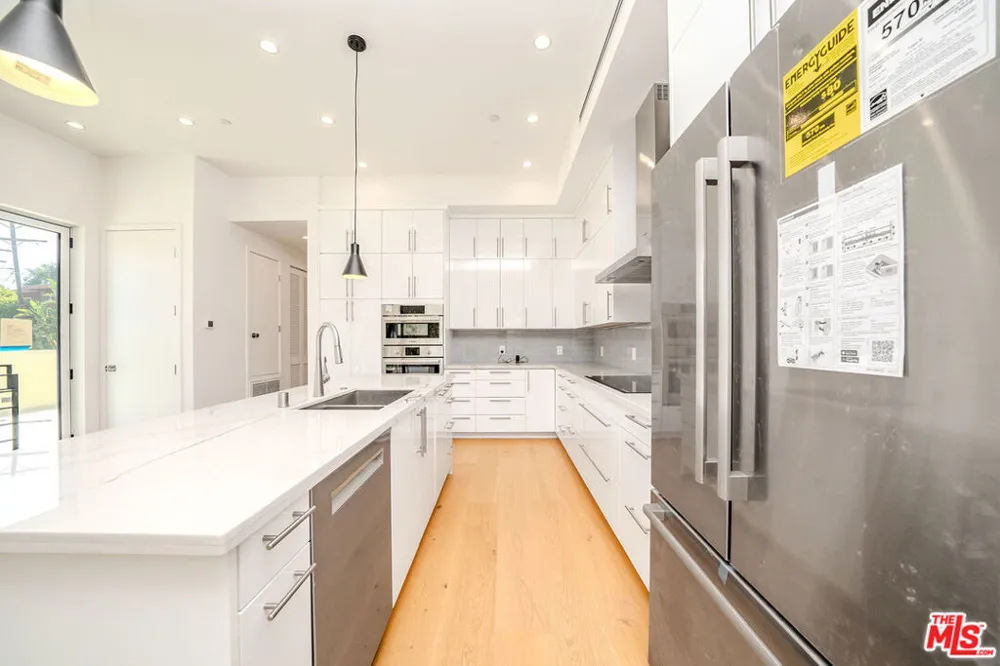 2882 El Roble Drive Los Angeles, CA 90041