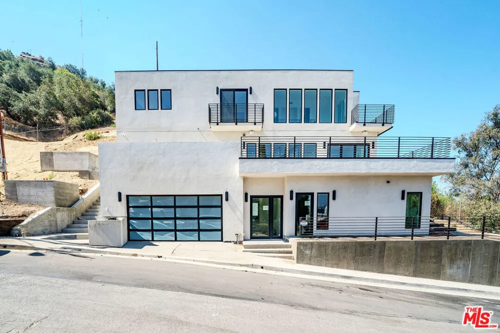 2882 El Roble Drive Los Angeles, CA 90041