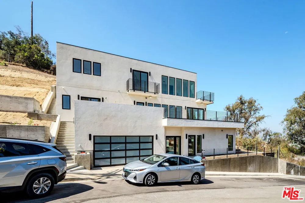 2882 El Roble Drive Los Angeles, CA 90041