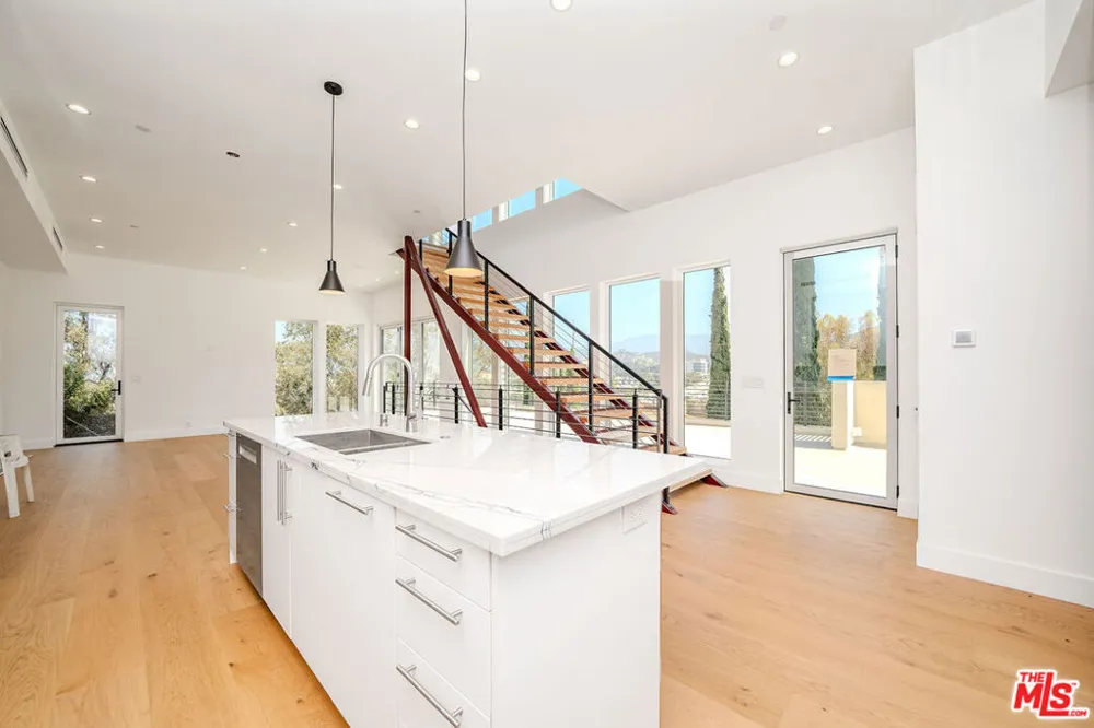 2882 El Roble Drive Los Angeles, CA 90041