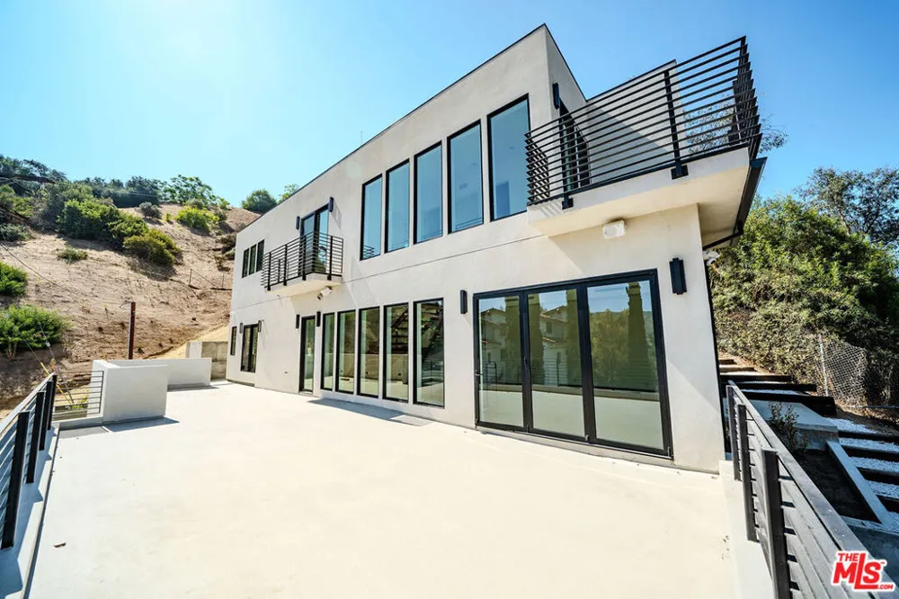 2882 El Roble Drive Los Angeles, CA 90041