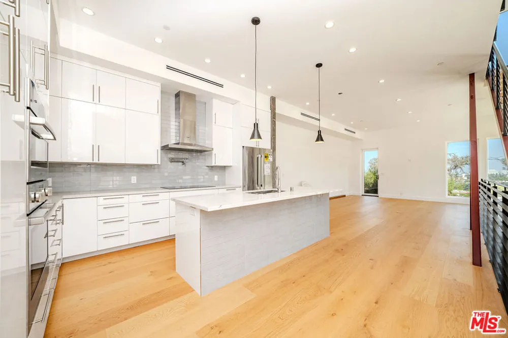 2882 El Roble Drive Los Angeles, CA 90041