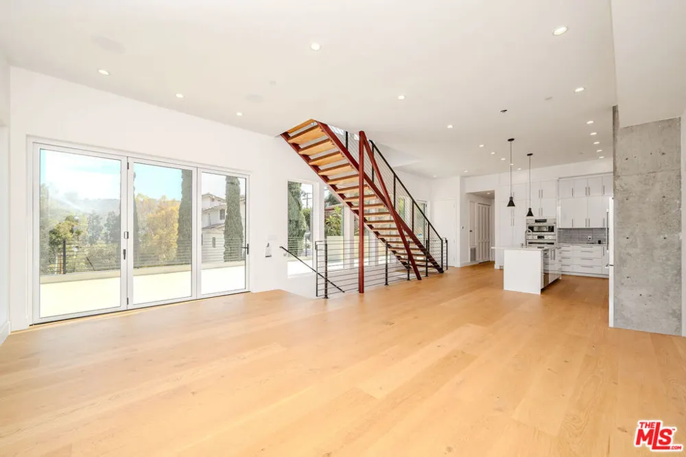 2882 El Roble Drive Los Angeles, CA 90041