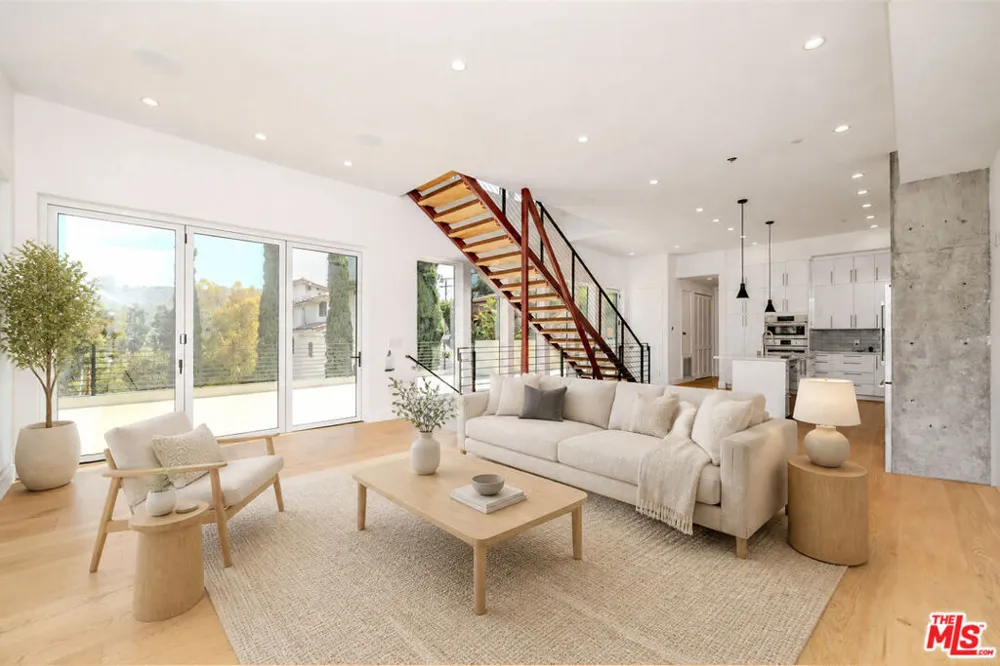 2882 El Roble Drive Los Angeles, CA 90041