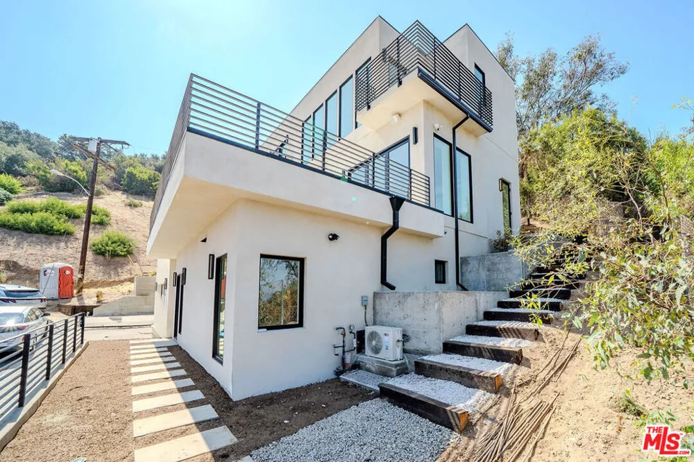 2882 El Roble Drive Los Angeles, CA 90041