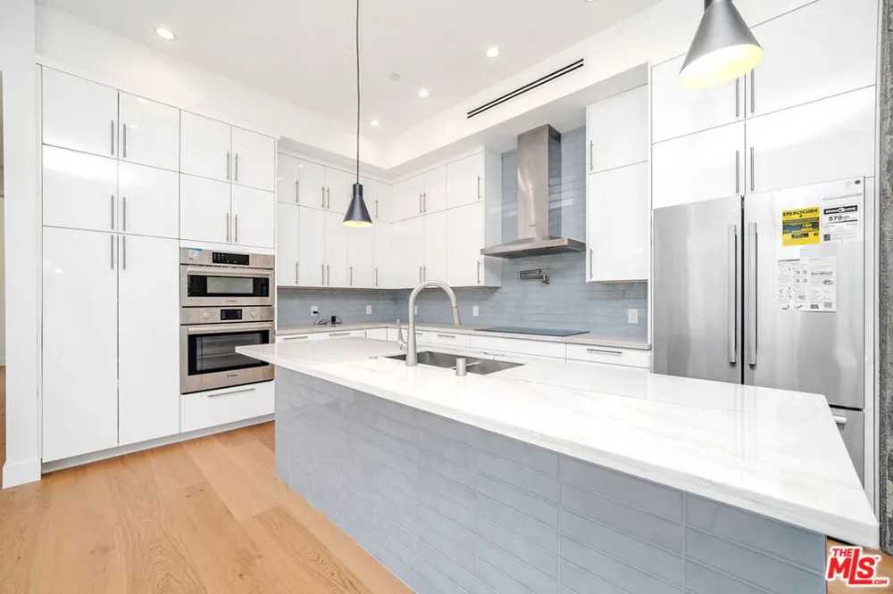 2882 El Roble Drive Los Angeles, CA 90041