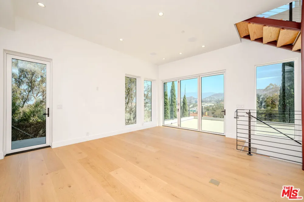 2882 El Roble Drive Los Angeles, CA 90041