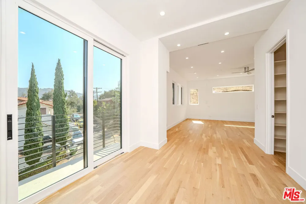 2882 El Roble Drive Los Angeles, CA 90041