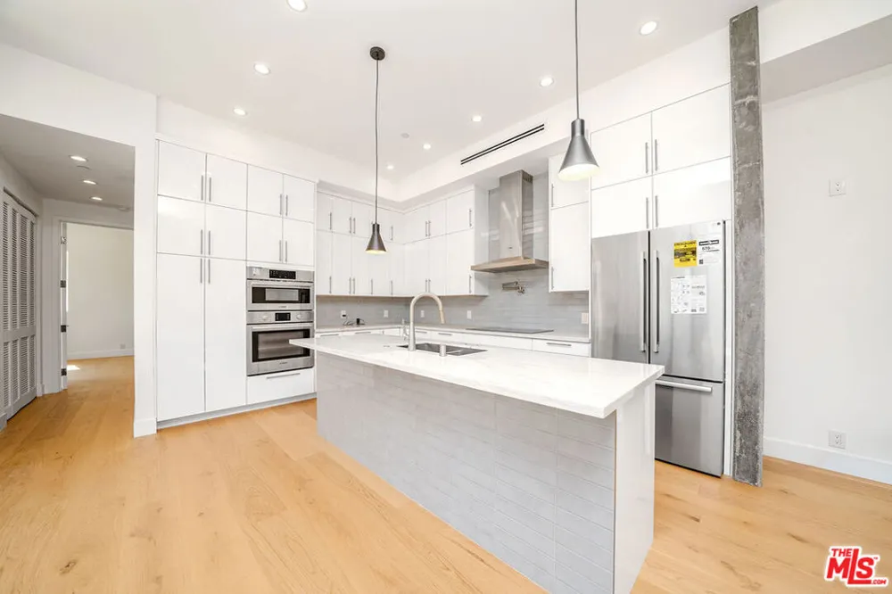 2882 El Roble Drive Los Angeles, CA 90041