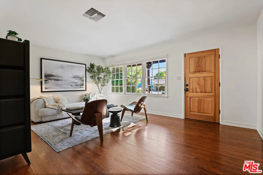 6820 Texhoma Avenue Lake Balboa, CA 91406