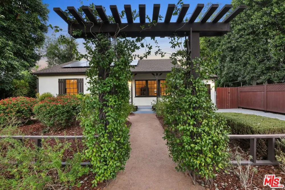 6820 Texhoma Avenue Lake Balboa, CA 91406