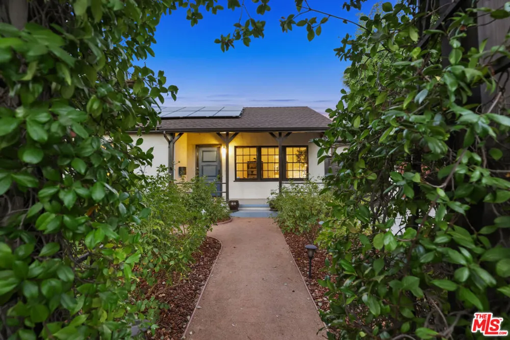 6820 Texhoma Avenue Lake Balboa, CA 91406