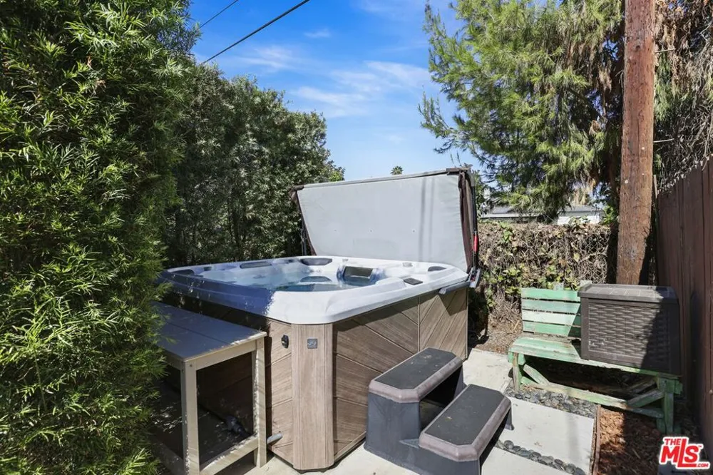 6820 Texhoma Avenue Lake Balboa, CA 91406