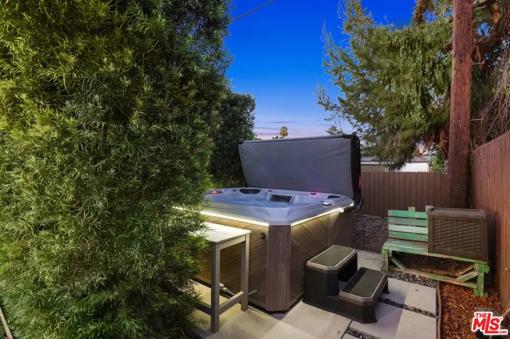 6820 Texhoma Avenue Lake Balboa, CA 91406