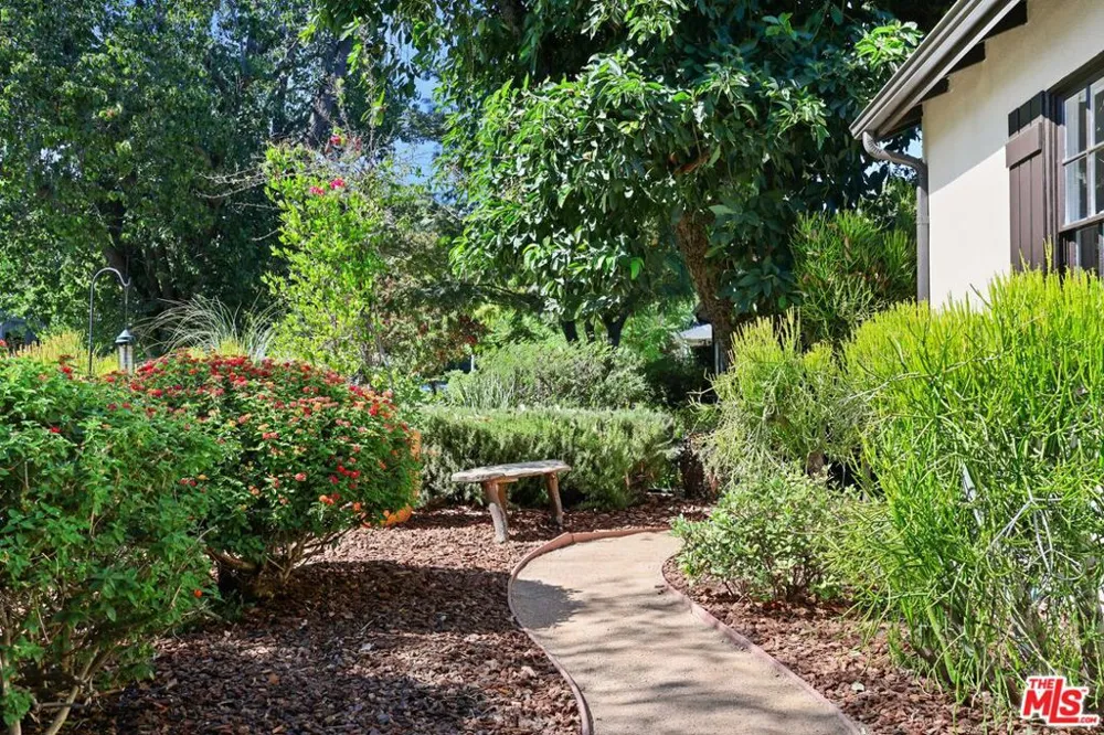 6820 Texhoma Avenue Lake Balboa, CA 91406