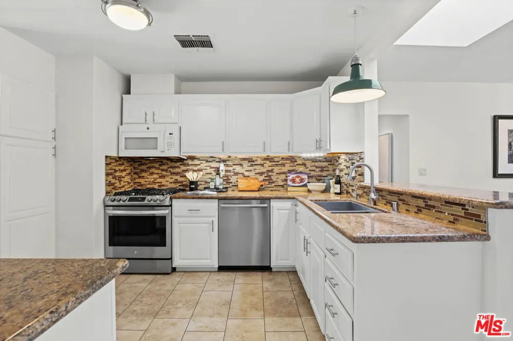 6820 Texhoma Avenue Lake Balboa, CA 91406