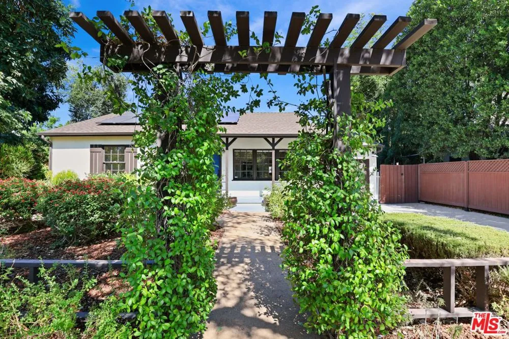 6820 Texhoma Avenue Lake Balboa, CA 91406