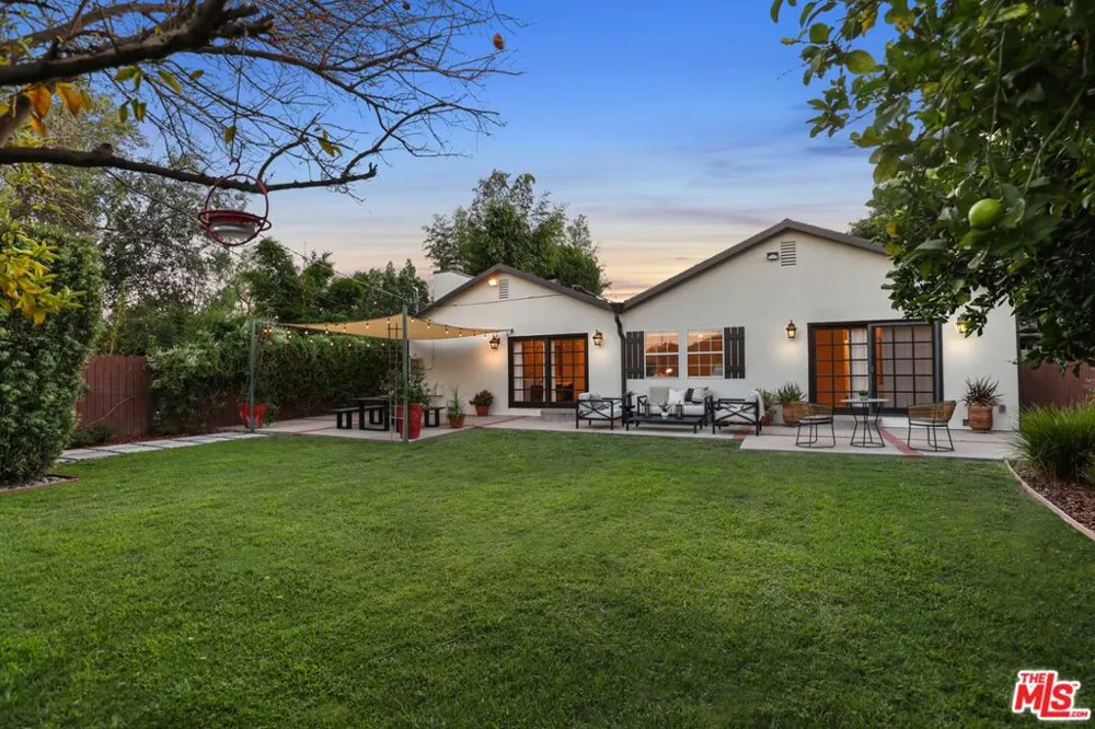 6820 Texhoma Avenue Lake Balboa, CA 91406