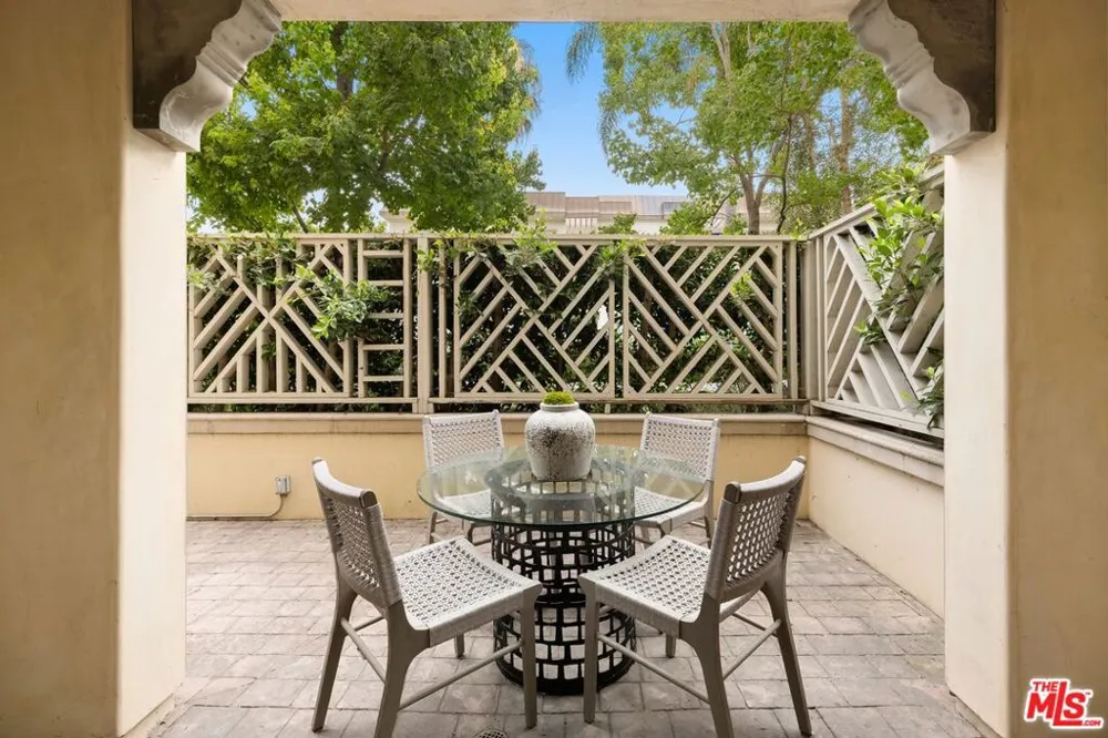 225 S Hamilton Drive #102 Beverly Hills, CA 90211