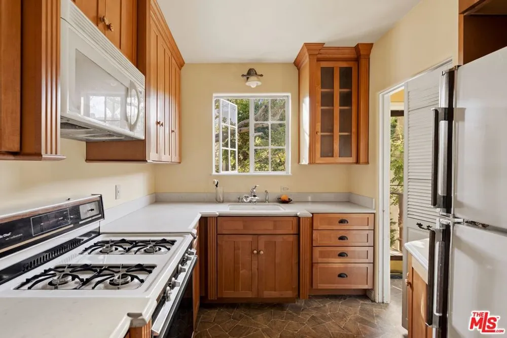 2057 Las Palmas Avenue Los Angeles, CA 90068