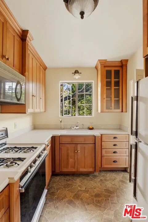 2057 Las Palmas Avenue Los Angeles, CA 90068
