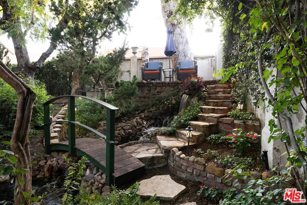 2057 Las Palmas Avenue Los Angeles, CA 90068