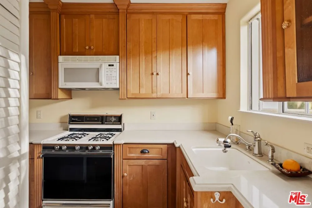 2057 Las Palmas Avenue Los Angeles, CA 90068