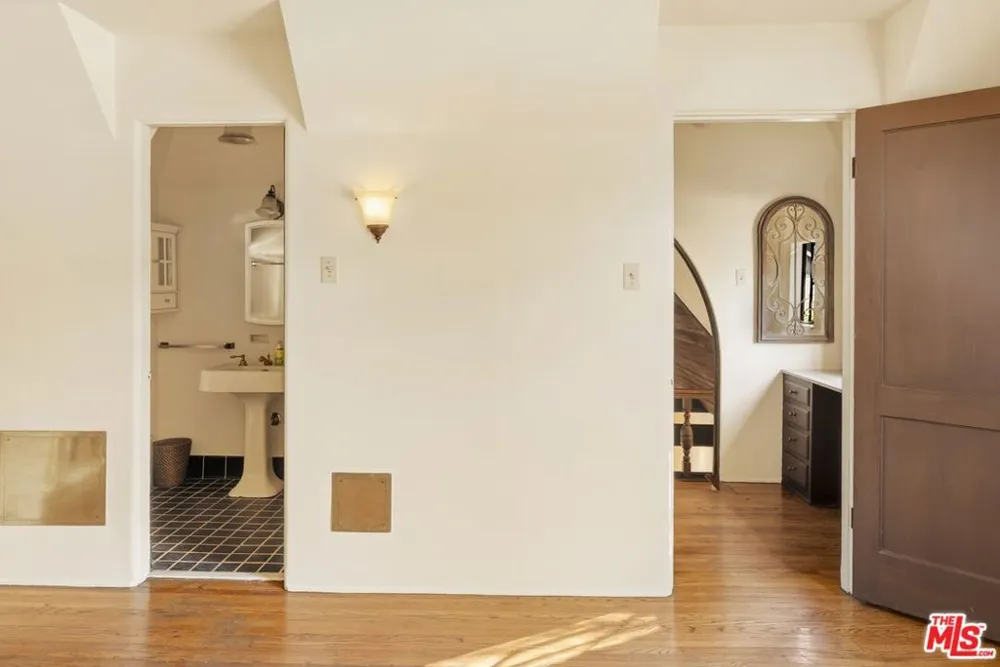 2057 Las Palmas Avenue Los Angeles, CA 90068