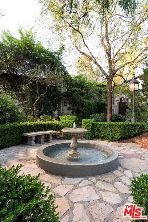 2057 Las Palmas Avenue Los Angeles, CA 90068