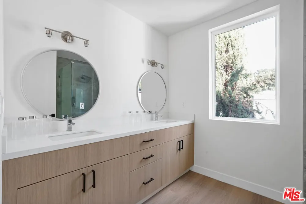 3686 Fredonia Drive Los Angeles, CA 90068