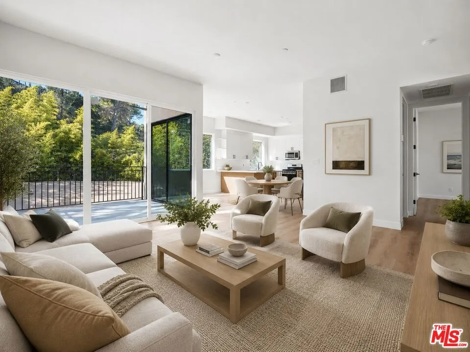 3686 Fredonia Drive Los Angeles, CA 90068