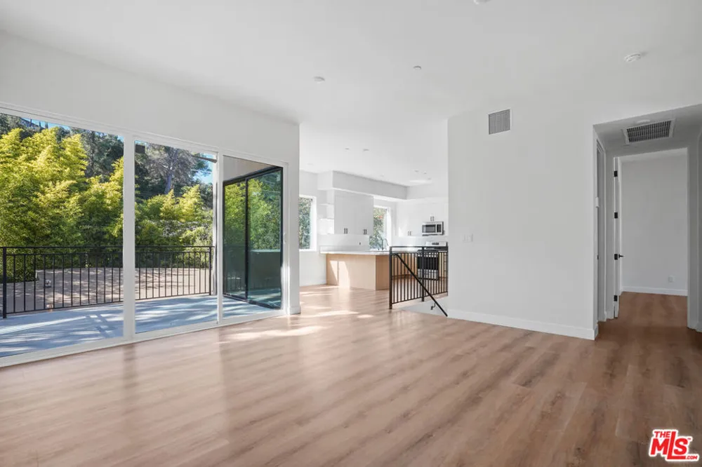 3686 Fredonia Drive Los Angeles, CA 90068
