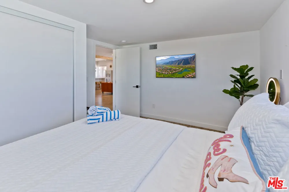 375 W Sunview Avenue Palm Springs, CA 92262