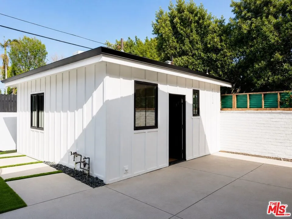 6207 Babcock Avenue North Hollywood, CA 91606