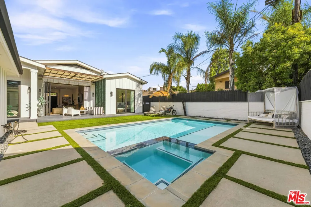 6207 Babcock Avenue North Hollywood, CA 91606