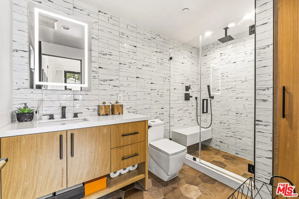 6207 Babcock Avenue North Hollywood, CA 91606