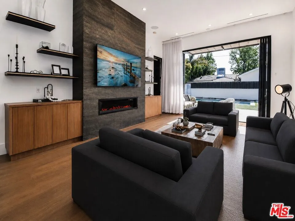6207 Babcock Avenue North Hollywood, CA 91606
