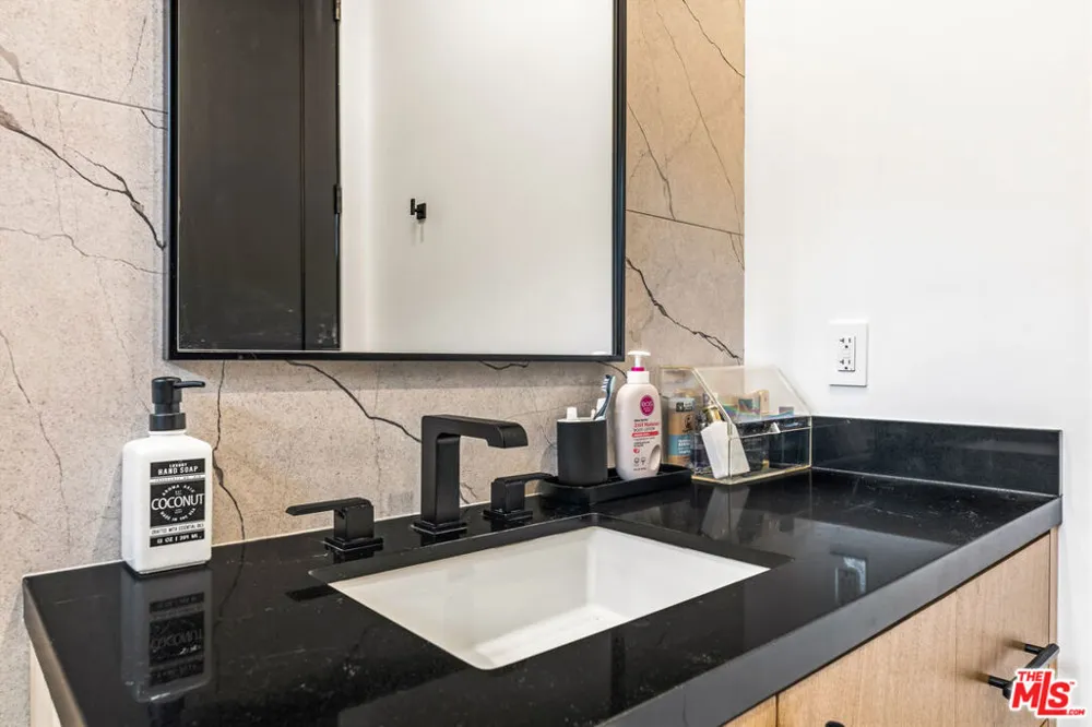6207 Babcock Avenue North Hollywood, CA 91606