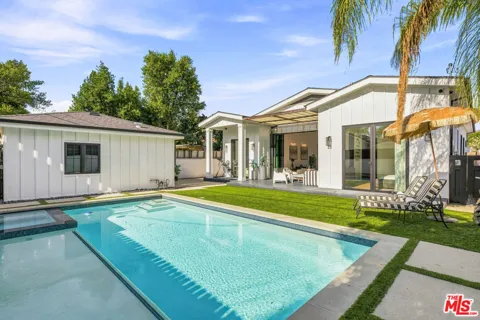 6207 Babcock Avenue